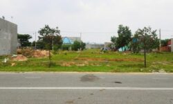 Tôi bán gấp lô đất ( 5×50)=250m2 sổ riêng, giá 100tr bao sổ ngay trường chợ trung tâm Bình Phước